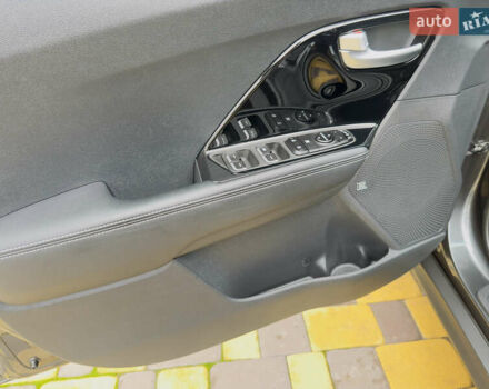 Серый Киа Niro, объемом двигателя 0 л и пробегом 137 тыс. км за 18950 $, фото 24 на Automoto.ua