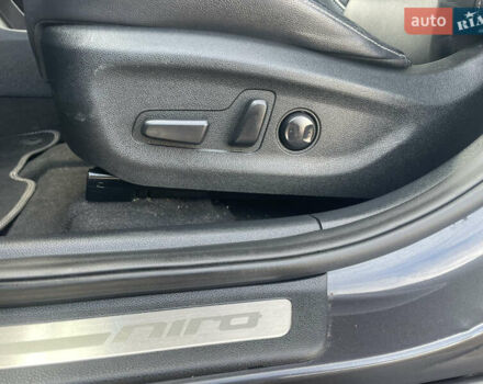 Сірий Кіа Niro, об'ємом двигуна 0 л та пробігом 140 тис. км за 18500 $, фото 23 на Automoto.ua
