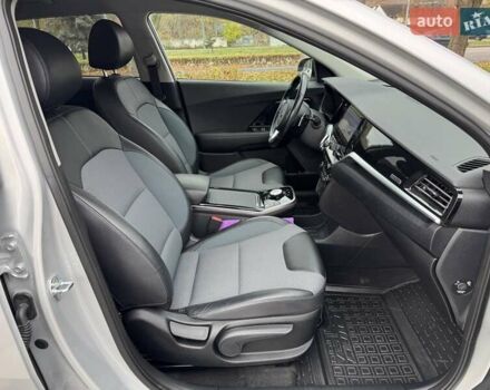 Сірий Кіа Niro, об'ємом двигуна 0 л та пробігом 101 тис. км за 19300 $, фото 24 на Automoto.ua