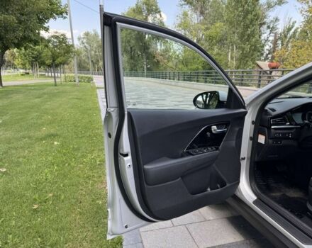 Серый Киа Niro, объемом двигателя 2 л и пробегом 98 тыс. км за 19200 $, фото 8 на Automoto.ua