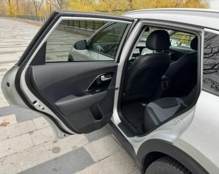 Сірий Кіа Niro, об'ємом двигуна 2 л та пробігом 101 тис. км за 19300 $, фото 16 на Automoto.ua
