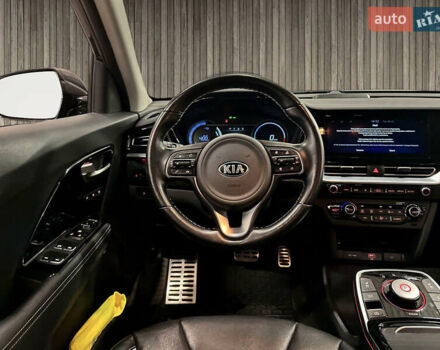 Серый Киа Niro, объемом двигателя 0 л и пробегом 98 тыс. км за 16400 $, фото 9 на Automoto.ua