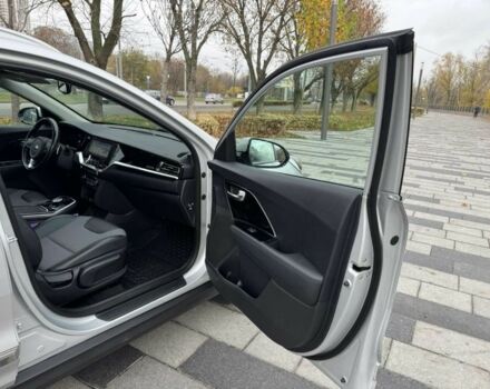 Сірий Кіа Niro, об'ємом двигуна 2 л та пробігом 101 тис. км за 19300 $, фото 12 на Automoto.ua