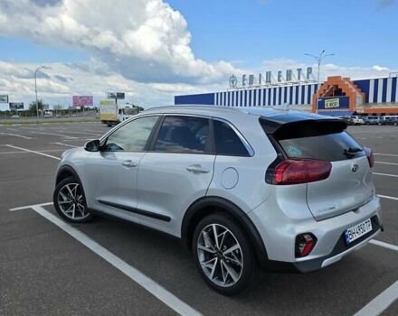 Серый Киа Niro, объемом двигателя 1.58 л и пробегом 55 тыс. км за 23500 $, фото 4 на Automoto.ua