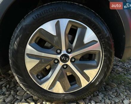Сірий Кіа Niro, об'ємом двигуна 0 л та пробігом 100 тис. км за 21900 $, фото 29 на Automoto.ua