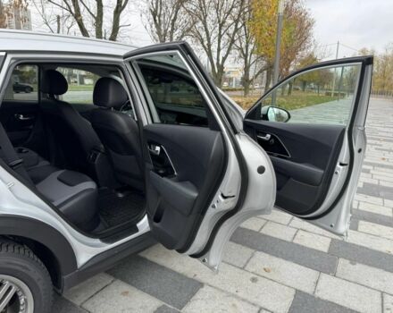 Сірий Кіа Niro, об'ємом двигуна 2 л та пробігом 101 тис. км за 19300 $, фото 13 на Automoto.ua