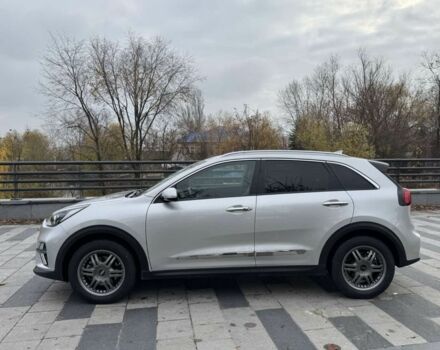 Сірий Кіа Niro, об'ємом двигуна 2 л та пробігом 101 тис. км за 19300 $, фото 4 на Automoto.ua