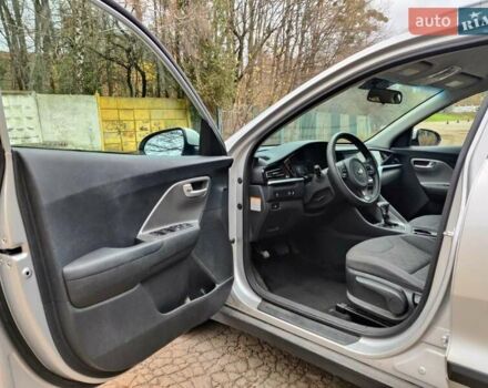 Сірий Кіа Niro, об'ємом двигуна 1.58 л та пробігом 115 тис. км за 19800 $, фото 13 на Automoto.ua