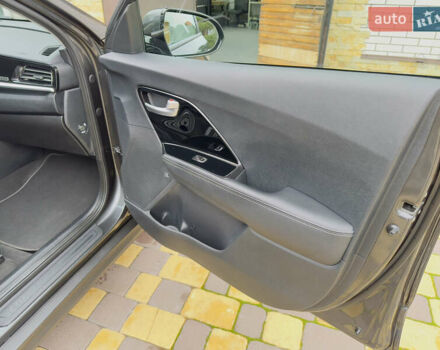 Серый Киа Niro, объемом двигателя 0 л и пробегом 137 тыс. км за 18450 $, фото 30 на Automoto.ua