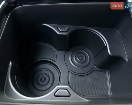 Сірий Кіа Niro, об'ємом двигуна 0 л та пробігом 97 тис. км за 22900 $, фото 67 на Automoto.ua