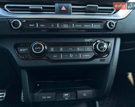 Сірий Кіа Niro, об'ємом двигуна 0 л та пробігом 100 тис. км за 21900 $, фото 56 на Automoto.ua