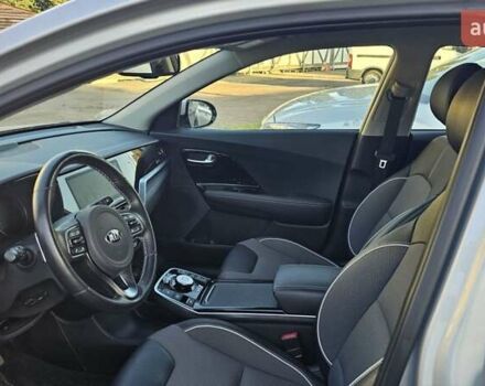 Серый Киа Niro, объемом двигателя 0 л и пробегом 40 тыс. км за 23300 $, фото 4 на Automoto.ua