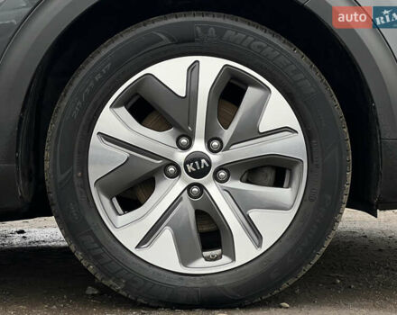 Серый Киа Niro, объемом двигателя 0 л и пробегом 107 тыс. км за 20903 $, фото 19 на Automoto.ua