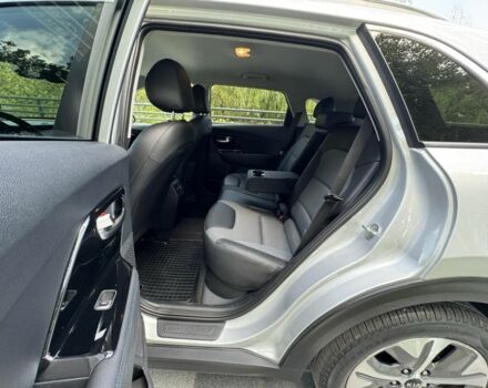 Серый Киа Niro, объемом двигателя 2 л и пробегом 98 тыс. км за 19200 $, фото 17 на Automoto.ua