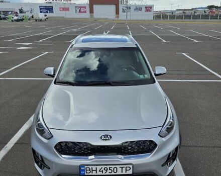 Серый Киа Niro, объемом двигателя 1.58 л и пробегом 55 тыс. км за 23500 $, фото 10 на Automoto.ua