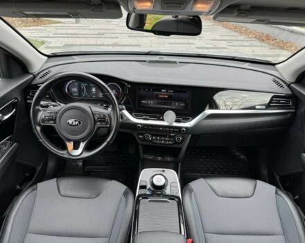 Сірий Кіа Niro, об'ємом двигуна 2 л та пробігом 101 тис. км за 19300 $, фото 10 на Automoto.ua