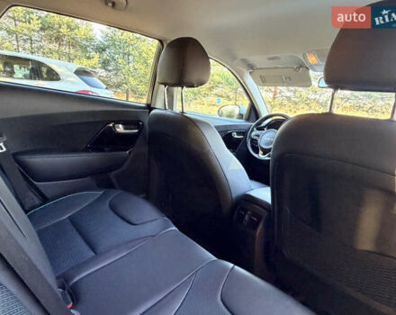 Сірий Кіа Niro, об'ємом двигуна 0 л та пробігом 60 тис. км за 22400 $, фото 18 на Automoto.ua