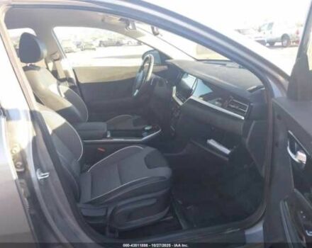 Серый Киа Niro, объемом двигателя 0 л и пробегом 62 тыс. км за 4900 $, фото 4 на Automoto.ua
