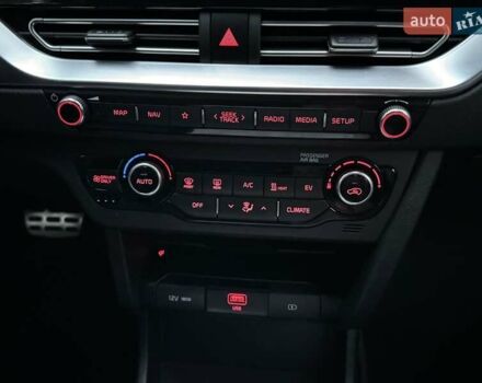 Сірий Кіа Niro, об'ємом двигуна 0 л та пробігом 72 тис. км за 22999 $, фото 55 на Automoto.ua