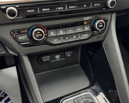 Серый Киа Niro, объемом двигателя 1.6 л и пробегом 20 тыс. км за 12900 $, фото 9 на Automoto.ua