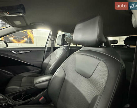 Серый Киа Niro, объемом двигателя 0 л и пробегом 120 тыс. км за 20900 $, фото 66 на Automoto.ua