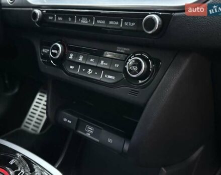 Сірий Кіа Niro, об'ємом двигуна 0 л та пробігом 72 тис. км за 22999 $, фото 61 на Automoto.ua