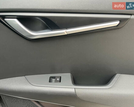 Серый Киа Niro, объемом двигателя 0 л и пробегом 43 тыс. км за 26700 $, фото 37 на Automoto.ua