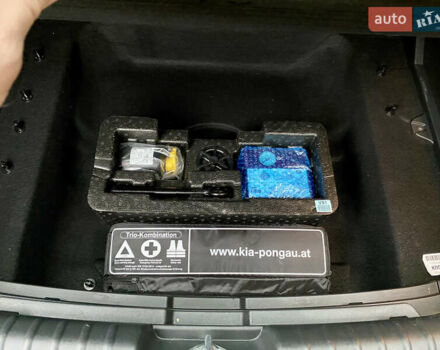 Серый Киа Niro, объемом двигателя 0 л и пробегом 122 тыс. км за 24500 $, фото 50 на Automoto.ua