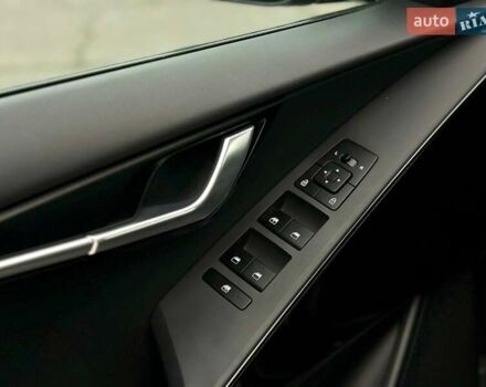 Серый Киа Niro, объемом двигателя 0 л и пробегом 8 тыс. км за 24900 $, фото 10 на Automoto.ua