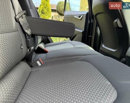 Сірий Кіа Niro, об'ємом двигуна 0 л та пробігом 42 тис. км за 25950 $, фото 86 на Automoto.ua