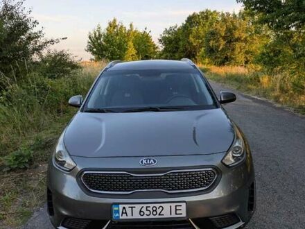 Серый Киа Niro, объемом двигателя 1.58 л и пробегом 152 тыс. км за 13999 $, фото 1 на Automoto.ua