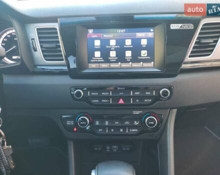 Синий Киа Niro, объемом двигателя 1.58 л и пробегом 187 тыс. км за 16650 $, фото 23 на Automoto.ua