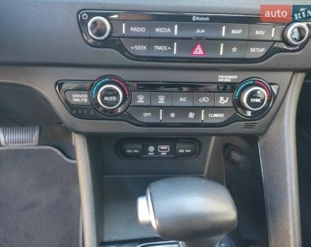 Синий Киа Niro, объемом двигателя 1.58 л и пробегом 187 тыс. км за 16650 $, фото 13 на Automoto.ua