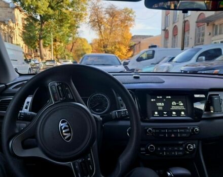 Синий Киа Niro, объемом двигателя 1.6 л и пробегом 385 тыс. км за 10000 $, фото 2 на Automoto.ua