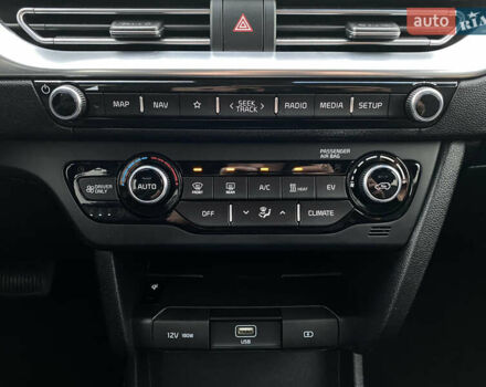 Синій Кіа Niro, об'ємом двигуна 0 л та пробігом 138 тис. км за 21200 $, фото 71 на Automoto.ua