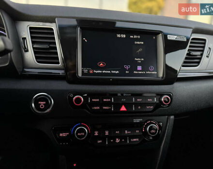 Синий Киа Niro, объемом двигателя 0 л и пробегом 142 тыс. км за 17500 $, фото 63 на Automoto.ua