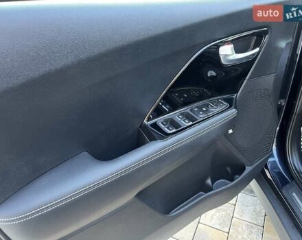 Синій Кіа Niro, об'ємом двигуна 0 л та пробігом 84 тис. км за 18500 $, фото 16 на Automoto.ua