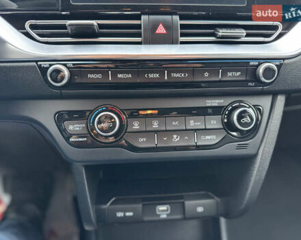 Синій Кіа Niro, об'ємом двигуна 0 л та пробігом 67 тис. км за 19000 $, фото 24 на Automoto.ua