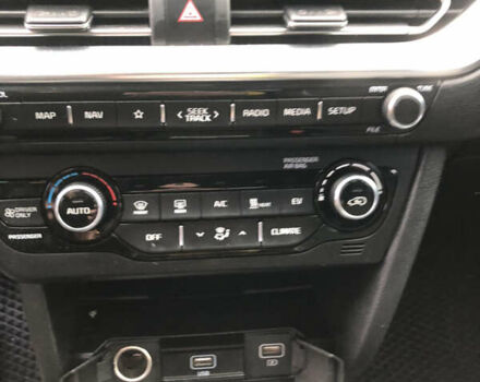 Синій Кіа Niro, об'ємом двигуна 0 л та пробігом 85 тис. км за 21850 $, фото 23 на Automoto.ua