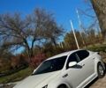 Білий Кіа Оптіма, об'ємом двигуна 2 л та пробігом 300 тис. км за 8500 $, фото 1 на Automoto.ua