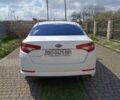 Білий Кіа Оптіма, об'ємом двигуна 2 л та пробігом 195 тис. км за 10350 $, фото 4 на Automoto.ua