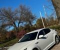 Білий Кіа Оптіма, об'ємом двигуна 2 л та пробігом 300 тис. км за 7200 $, фото 1 на Automoto.ua