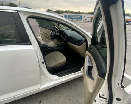 Білий Кіа Оптіма, об'ємом двигуна 2.4 л та пробігом 260 тис. км за 7800 $, фото 8 на Automoto.ua