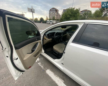 Білий Кіа Оптіма, об'ємом двигуна 2.4 л та пробігом 260 тис. км за 7800 $, фото 16 на Automoto.ua