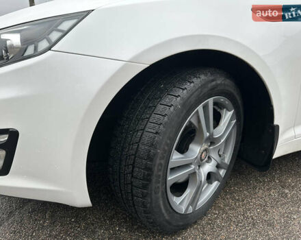 Білий Кіа Оптіма, об'ємом двигуна 2 л та пробігом 254 тис. км за 9999 $, фото 5 на Automoto.ua