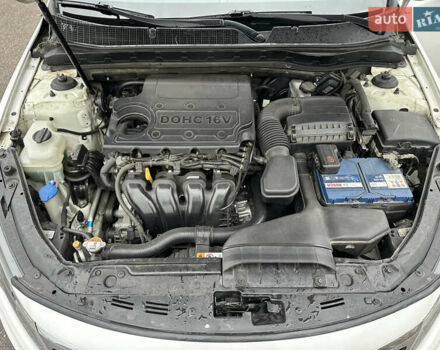 Білий Кіа Оптіма, об'ємом двигуна 2 л та пробігом 254 тис. км за 9999 $, фото 10 на Automoto.ua