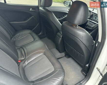 Білий Кіа Оптіма, об'ємом двигуна 2 л та пробігом 254 тис. км за 9999 $, фото 8 на Automoto.ua