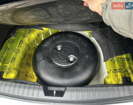 Білий Кіа Оптіма, об'ємом двигуна 2 л та пробігом 254 тис. км за 9999 $, фото 11 на Automoto.ua