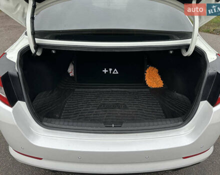 Білий Кіа Оптіма, об'ємом двигуна 2 л та пробігом 254 тис. км за 9999 $, фото 12 на Automoto.ua