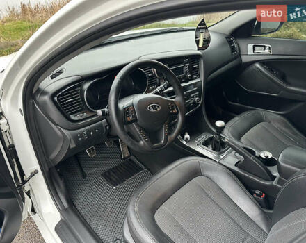 Білий Кіа Оптіма, об'ємом двигуна 2 л та пробігом 254 тис. км за 9999 $, фото 6 на Automoto.ua
